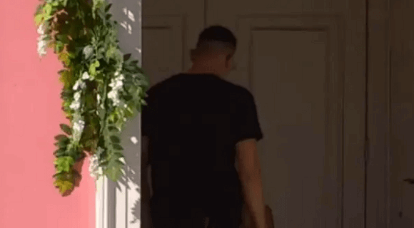 “Skini gaće da ga vidim” Bogati Rus spreman da pokaže “svoje znamenje”, takmičarka traži mesto za ‘hopa-cupa-cike-cake’