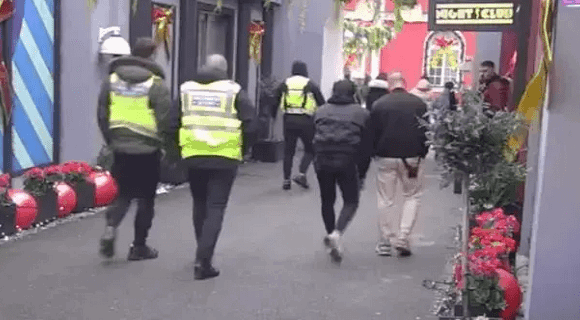 Alarmantno stanje u “Eliti 9”: Rijaliti učesnica pala u nesvest usred uživo programa – obezbeđenje hitno dotrčalo (VIDEO)