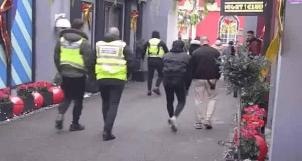 Alarmantno stanje u “Eliti 9”: Rijaliti učesnica pala u nesvest usred uživo programa – obezbeđenje hitno dotrčalo (VIDEO)