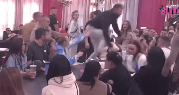 Skočio je kao zver na njega – momentalni prekid programa: Takmičar podivljao dok ga odvlače