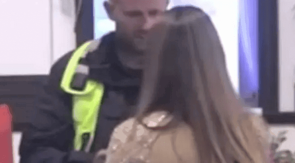 Kačavenda uhvaćena kako se ljubi u usta sa članom produkcije: Momak iz obezbeđenja zanemeo od stida kada su svi videli scenu