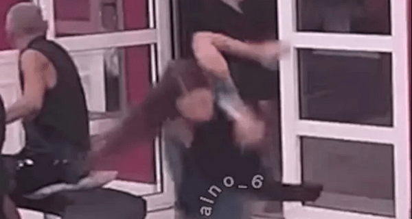 Snimak ozbiljnog pada rijaliti učesnice – ovo uopšte nije bezazleno: Pokušavaju da joj pomognu