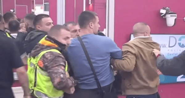 Petorica ga drže, ne mogu da ga obuzdaju: Ušao u crveno i zaleteo se na Bebicu – potpuni haos u “Eliti” (VIDEO)