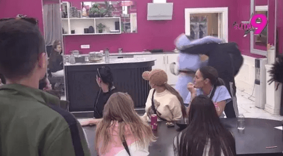 (VIDEO) Aneli zverski nasrnula na Asmina: Pred svima se zaletela, pa ga udarila – Vanredno stanje