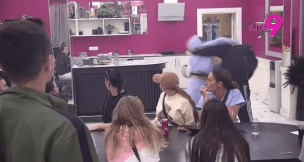 (VIDEO) Aneli zverski nasrnula na Asmina: Pred svima se zaletela, pa ga udarila – Vanredno stanje