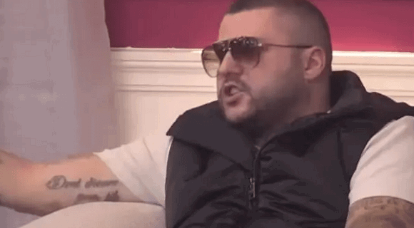 Obezbeđenje HITNO reagovalo: Asmin oborio učesnicu na pod – Ona vrišti, odzvanja Bela kuća