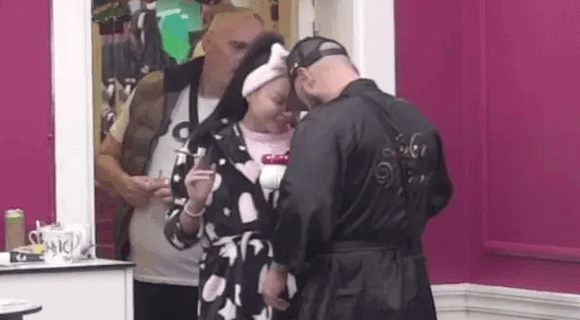 Prislonili su glavu uz glavu, počeli da se dodiruju… Luka i Maja TRESU Belu kuću, da li je ovo VELEOBRT?