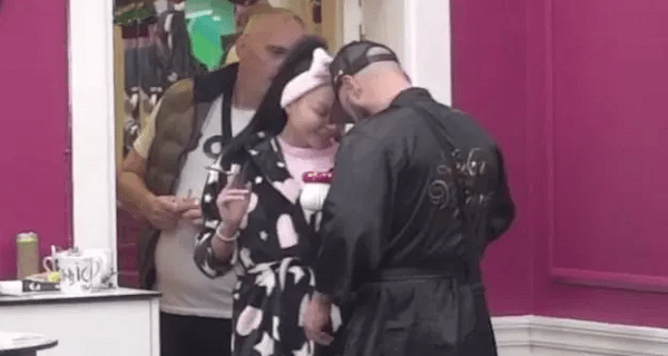 Prislonili su glavu uz glavu, počeli da se dodiruju… Luka i Maja TRESU Belu kuću, da li je ovo VELEOBRT?