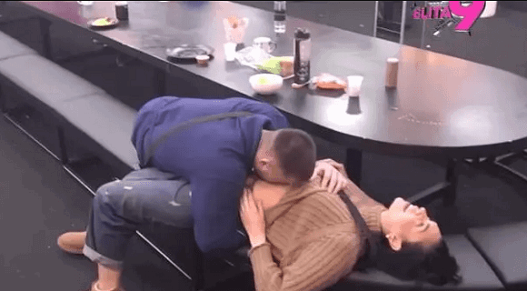 Podigao joj je džemper, ljubio po stomaku, a onda… Kad vidite šta je Viktor radio Mini, jutro će vam postati još maglovitije