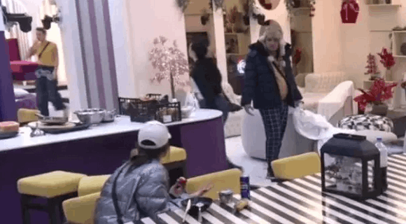 “Treba da te vežu, da vrištiš”: Pakleni obračun njih dvoje, optužio ju je za krađu, Bela kuća se skroz zacrnela a sve zbog Filipa