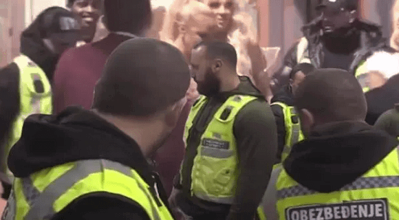 Obezbeđenje trčalo kod kapije da zaštiti Karleušu – zamalo oborena na zemlju: A sledeća scena NADREALANA – Je l’ ona to bosa?!