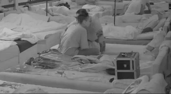 Više nije mogao da izdrži: Asmin poljubio Maju, a onda usledila njena reakcija koja je šokantna