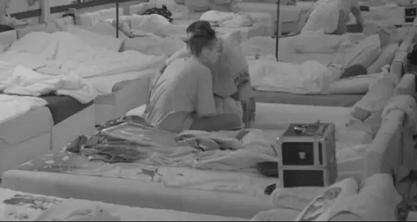 Više nije mogao da izdrži: Asmin poljubio Maju, a onda usledila njena reakcija koja je šokantna