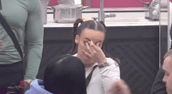 Teodora uplakana između dve vatre: “Vidi se da niste Teodora i ti srećni jedno pored drugog” Ukućani dali savet