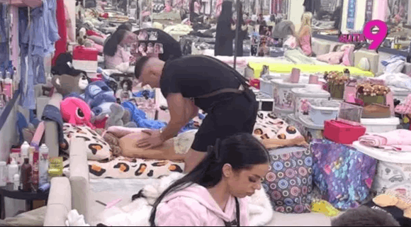 Aneli se slošilo zbog vesti o Anitinoj trudnoći, Anđelo pritrčao da joj pomogne, pa joj je priredio opuštajuću masažu