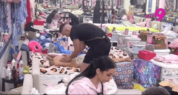 Aneli se slošilo zbog vesti o Anitinoj trudnoći, Anđelo pritrčao da joj pomogne, pa joj je priredio opuštajuću masažu