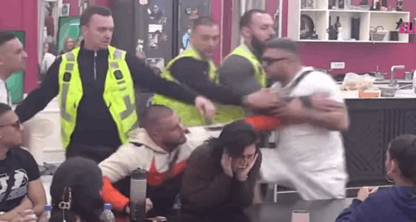 Obezbeđenje pokušava da zaustavi pomahnitalog Asmina Dudžića – zaleteo se preko stola