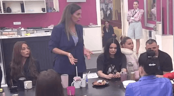 Procurela istina o “informacijama iz spoljnjeg sveta”: Evo zašto je harmonikaš na žurki zvao Kačavendu i šta joj je rekao