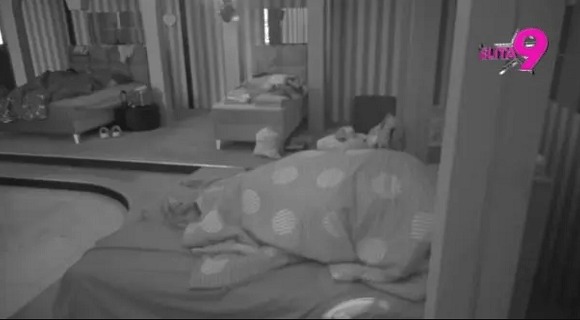 Puca krevet, tresu se zidovi: Luka, posle svađe sa Anitom, pod jorganom ubacio u 5. brzinu, celim Šimanovcima odzvanjaju njeni uzdasi