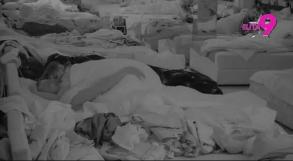 Umalo slomili krevet: Sara imala noćas odnose sa još jednim cimerom, ova jedna stvar ga povezuje sa svim njenim prethodnim partnerima