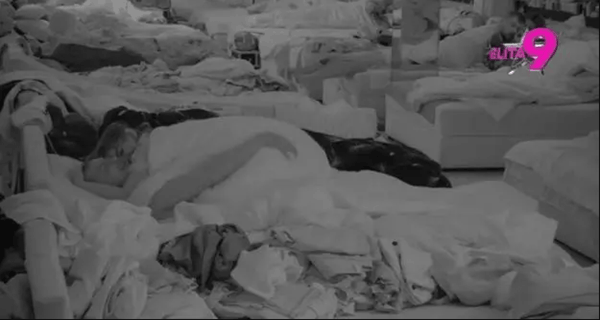 Umalo slomili krevet: Sara imala noćas odnose sa još jednim cimerom, ova jedna stvar ga povezuje sa svim njenim prethodnim partnerima