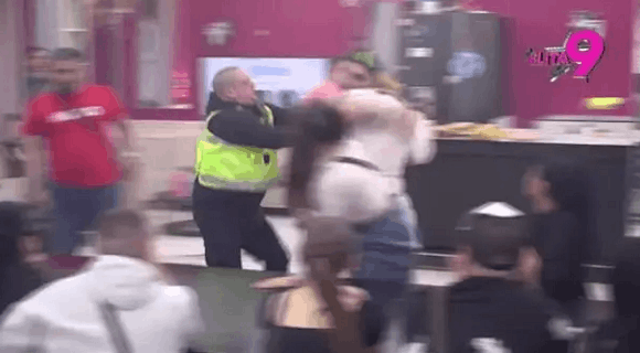 Opšti rusvaj: Podivljala Aneli prvo gađala Asmina pa nasrnula na njega, obezbeđenje munjevito uletelo