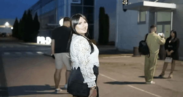 Au kakva ribetina: Ana Nikolić pozirala u ultra kratkoj sako-haljini, nikad bolje nije izgledala od promene pola: “Konačno, to sam ja”