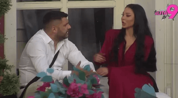 Usred bela dana: Maja i Asmin se zavukli ispod pokrivača i zatresli ga – njih dve sve gledale u neverici i sočno opisivale