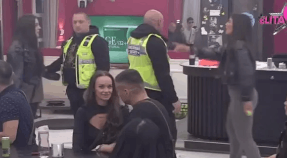 Opsadno stanje u Beloj kući: Obezbeđenje utrčalo, učesnice podivljale zbog Bore Santane – došlo je do ozbiljnog fizičkog sukoba