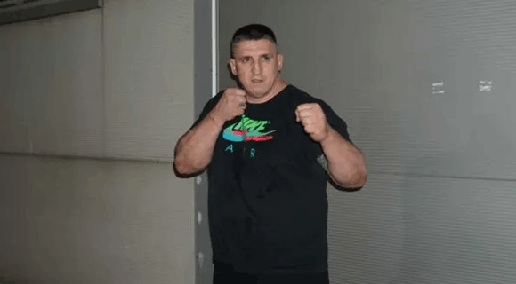 Pevač kog je Miljana Kulić godinama pratila i uznemiravala bez zadrške o Kristijanu: “Lažovu i kvazi kriminalcu, idi čisti balegu”