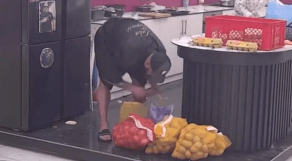 “Sramota, na Veliki petak”: Luka Vujović uhvaćen u krađi, kamere sve snimile