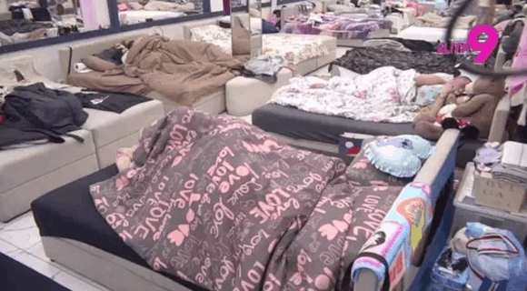 Vrela akcija pod svetlima: Maji i Asminu popustile kočnice, nije im smetalo što je mogao svako da ih vidi