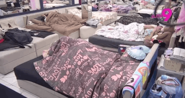 Vrela akcija pod svetlima: Maji i Asminu popustile kočnice, nije im smetalo što je mogao svako da ih vidi