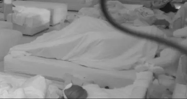 Kakva noćna akcija Mine i Viktora: Ovakav intimni odnos ispod pokrivača još niste videli u rijalitiju