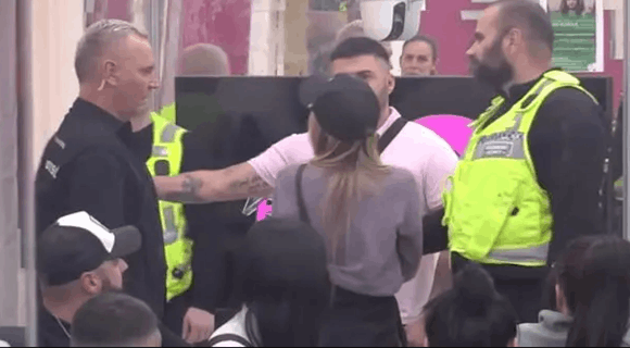 Obezbeđenje hitno uletelo u Belu kuću, napravili živi zid oko Aneli i Asmina – poludeo nakon tvrdnji da je dobio ozbiljnu infekciju od Maje