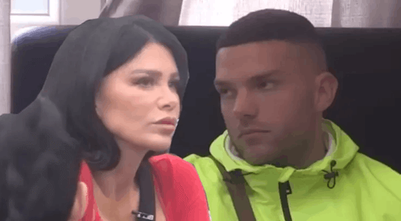 Anđelo ponizio Staniju – svi su mislili da je zaljubljen, a obrisao pod sa njenim dostojanstvom pred svima